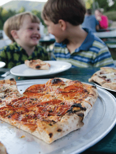 kids eating outside, pizza